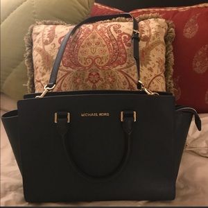 EUC Michael Kors Selma Medium satchel navy bag.